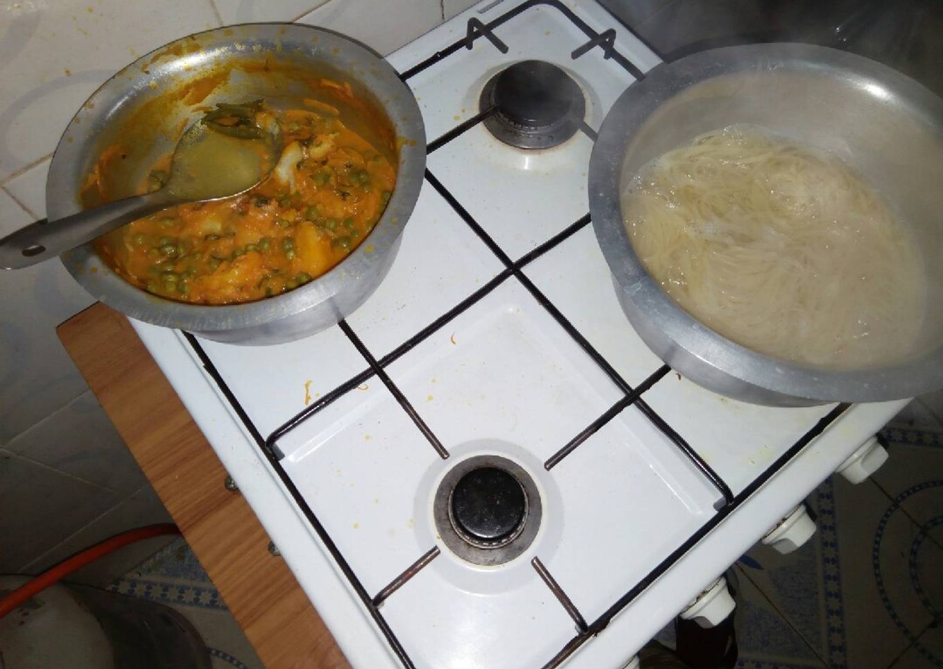 Spaghetti with peas stew