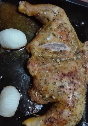Una foto de Pollo pintado con mostaza e ingredientes extras!