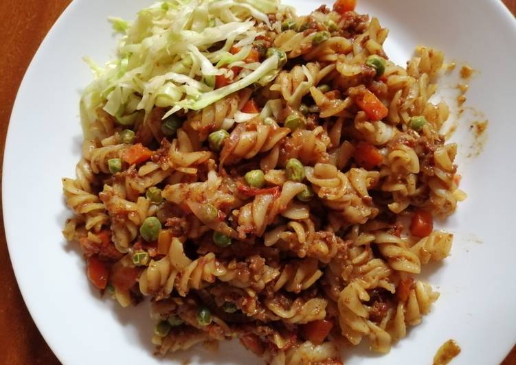 Spiral pasta in minced meat