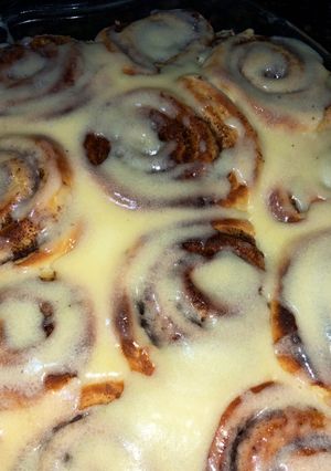 A picture of Cinnabon cake.