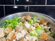 Una foto de aderezo de ensalada para dieta