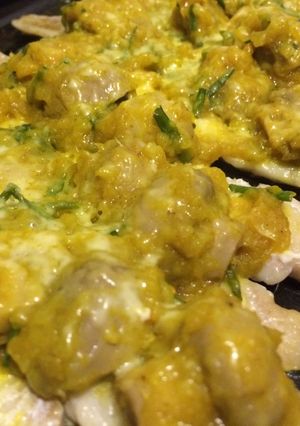 Una foto de Pescado al horno con capa de champiñones y calabacín