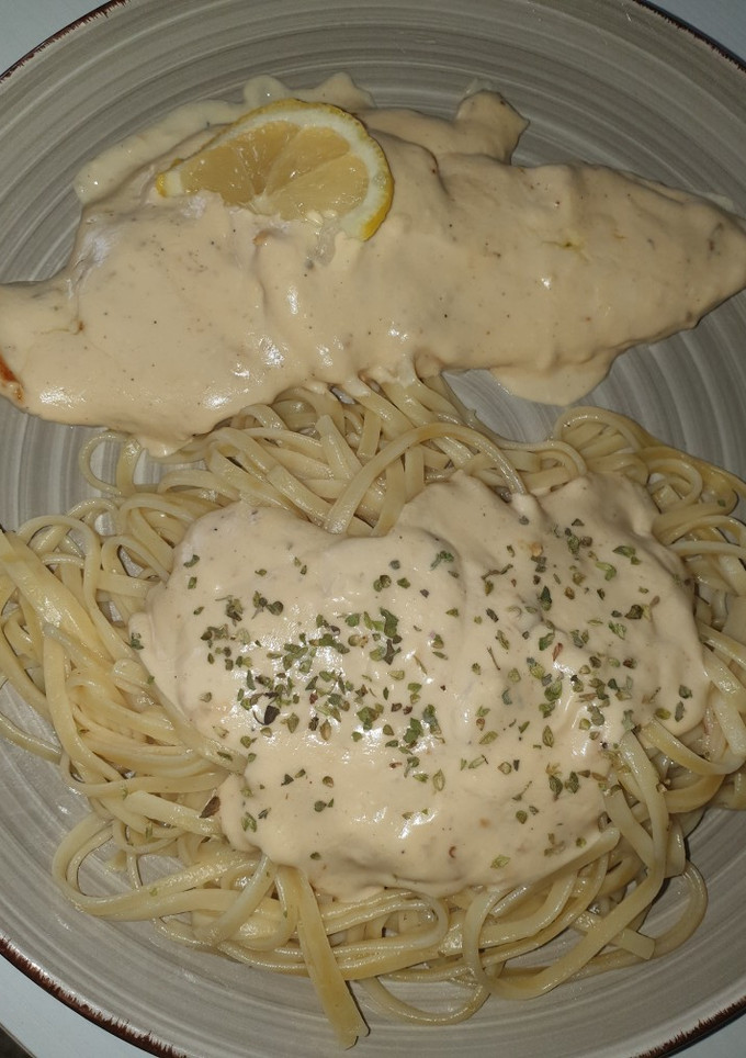 Una foto de Pollo al limón, con tallarines🤤
