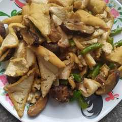 A picture of Tahu Coklat Tumis Jamur Hioko Kering.