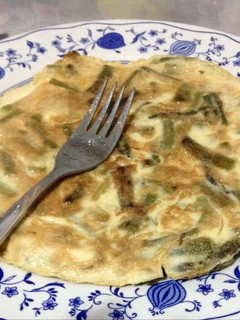 Una foto de Tortilla de espárragos trigueros y ajos tiernos