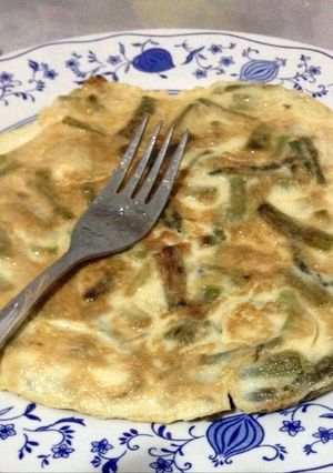 Una foto de Tortilla de espárragos trigueros y ajos tiernos