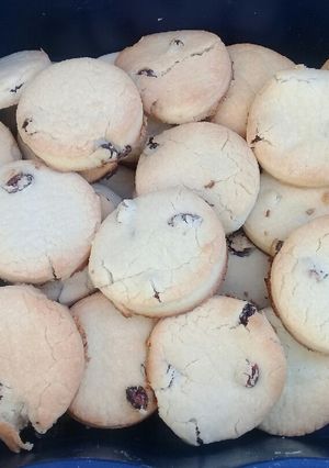 A picture of Easy cookies with raisins.