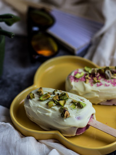 Una foto de Bombones helados de frutas del bosque y queso