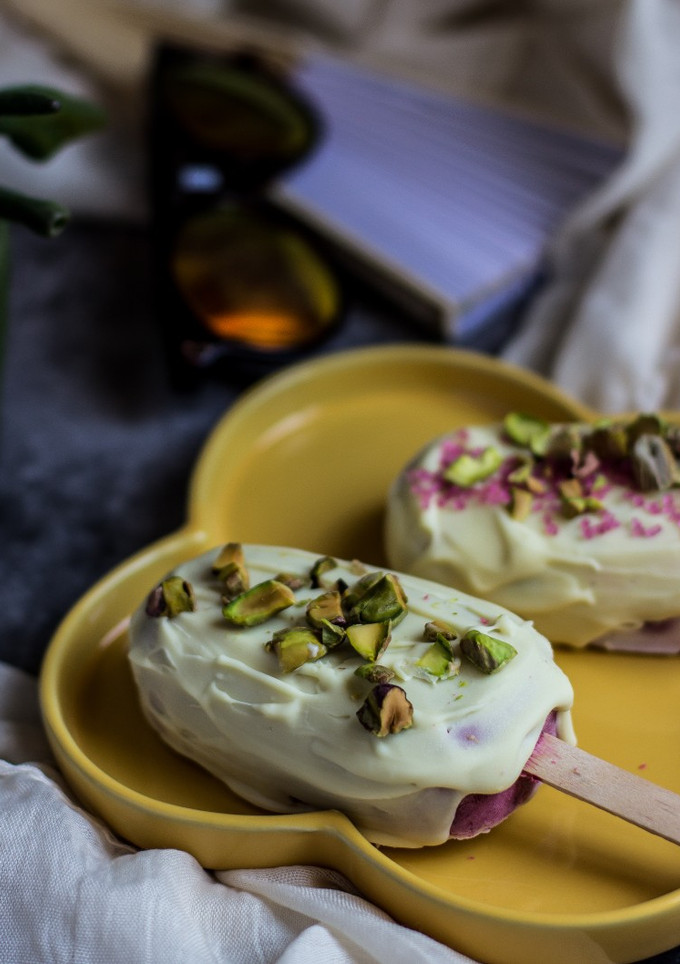 Una foto de Bombones helados de frutas del bosque y queso