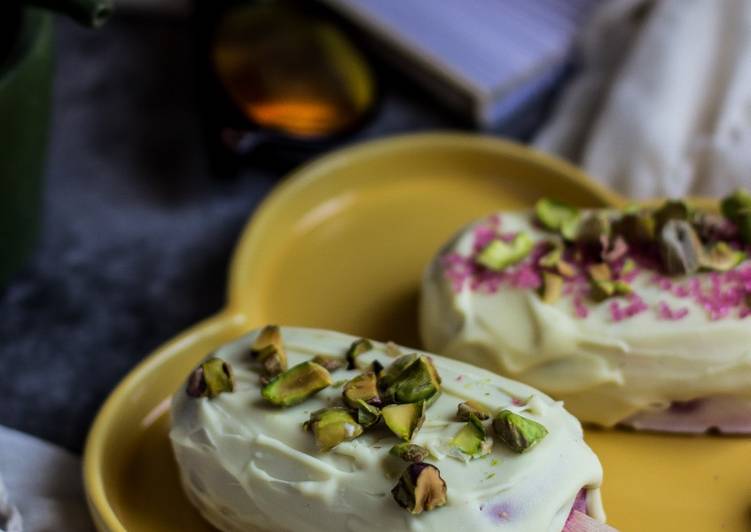 Bombones helados de frutas del bosque y queso