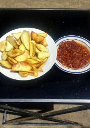 A picture of Fried Potatoes and Pepper sauce.