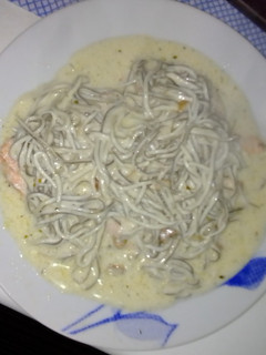 Una foto de Salmón en papillote con gulas al ajillo y salsa de cava