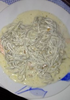 Foto principal de Salmón en papillote con gulas al ajillo y salsa de cava