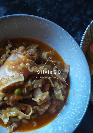 Una foto de Burballes con pollo y costillas