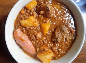 Una foto de Guiso de Lentejas con Carne y Salchichas Parrilleras