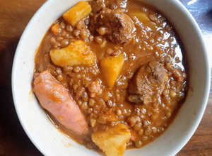 Una foto de Guiso de Lentejas con Carne y Salchichas Parrilleras