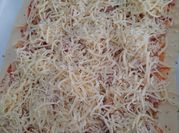 Una foto de pizza cuadrada con queso
