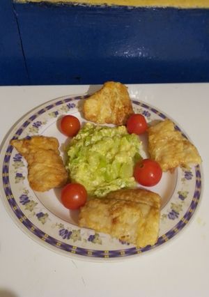 Una foto de Calabacín revuelto con huevo y filetes de merluza rebozada👩‍🍳