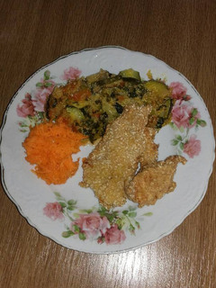 Zöldséges quinoa szezámmagos csirkemellel és sárgarépa salátával recept fotója
