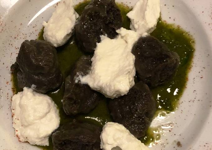 Gnocchi neri di scorza di melanzana basilico frullato e ricotta