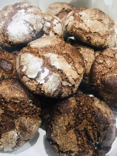 Una foto de Galletas craqueladas de chocolate 🍫♥️