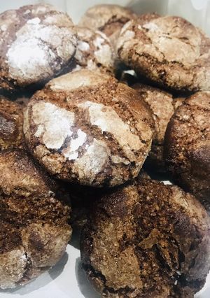 Una foto de Galletas craqueladas de chocolate 🍫♥️