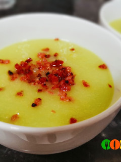 Una foto de Sopa fría de melón y pepino con crujiente de jamón