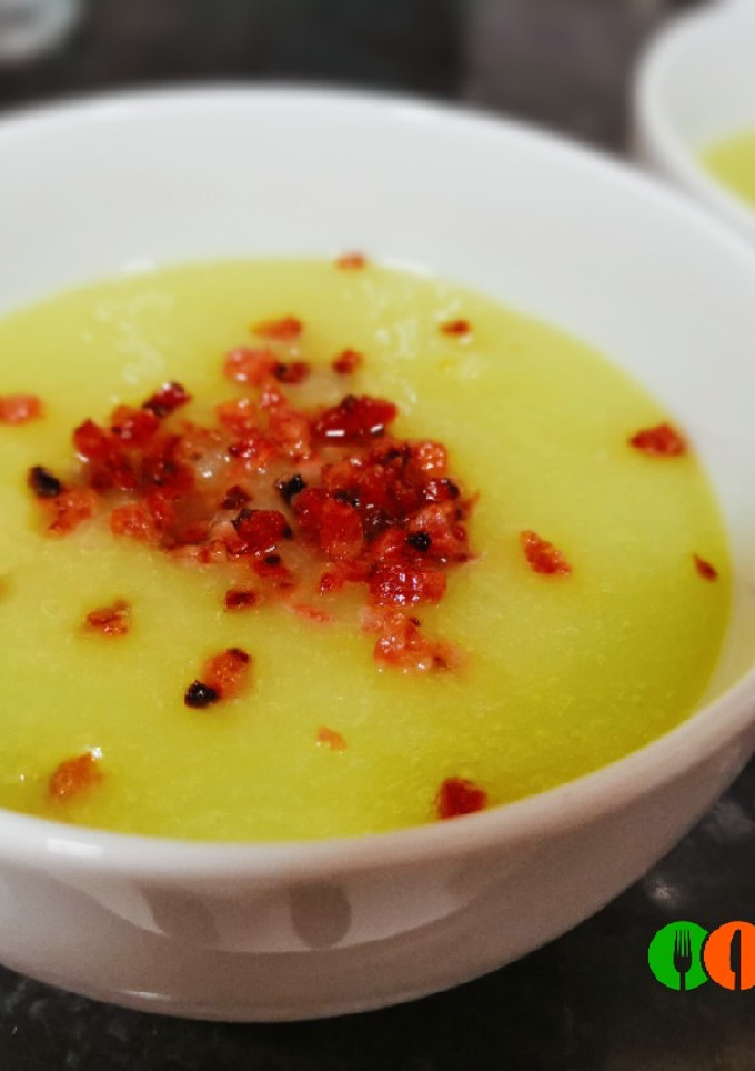 Una foto de Sopa fría de melón y pepino con crujiente de jamón
