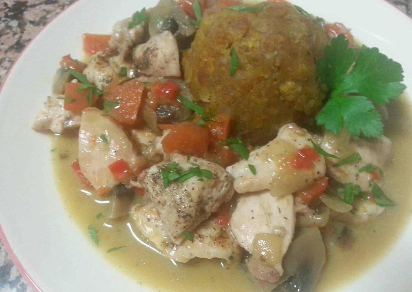 Pechuga escabechada con mofongo