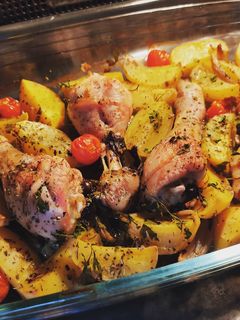 Una foto de Asado de pollo con patatas