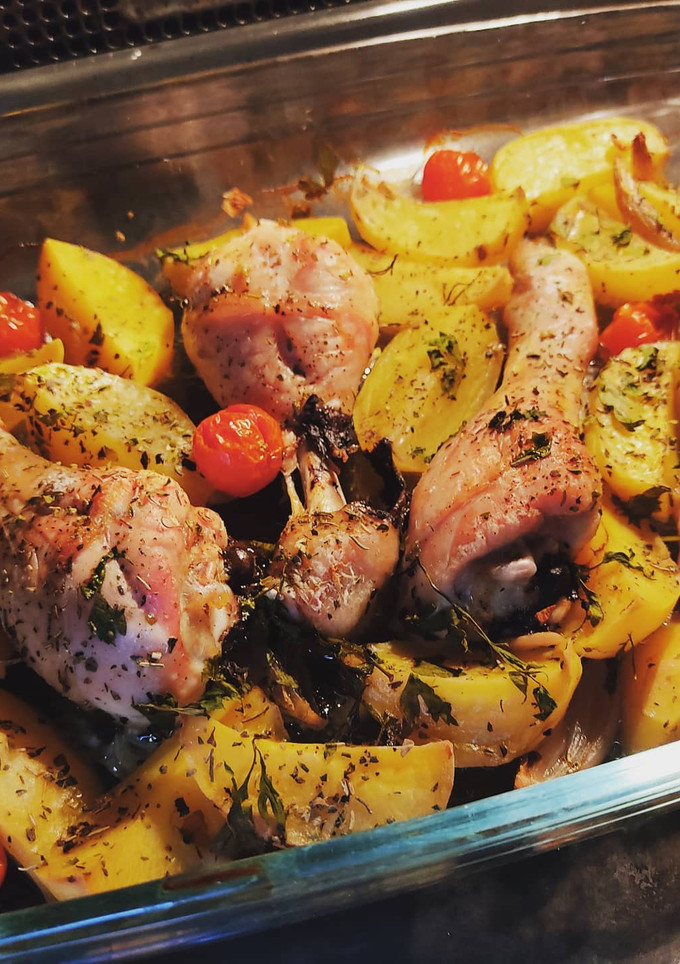 Una foto de Asado de pollo con patatas