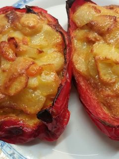 Una foto de Pimientos rojos rellenos de tortilla con cebolla y zanahoria