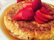 Una foto de panqueques de avena y frutilla