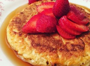 Una foto de Hotcake de avena y frutillas
