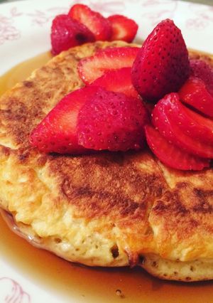 Una foto de Hotcake de avena y frutillas
