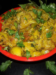 पत्ता गोभी और आलू की सब्जी (Patta gobhi aur aloo ki sabzi recipe in Hindi) रेसिपी मुख्य फोटो