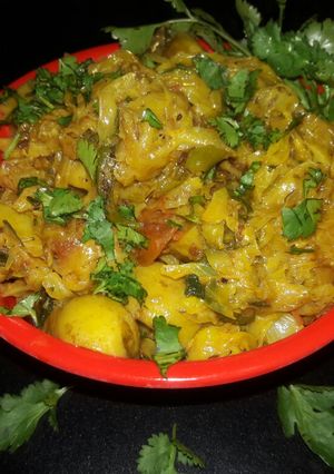 पत्ता गोभी और आलू की सब्जी (Patta gobhi aur aloo ki sabzi recipe in Hindi) रेसिपी मुख्य फोटो