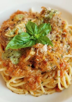 Foto principal de Espaguetis y albóndigas en salsa de tomate y albahaca con pesto