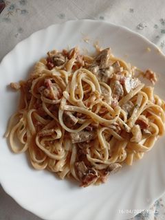 Una foto de Tallarines carbonara con champiñón