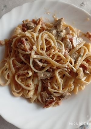 Una foto de Tallarines carbonara con champiñón