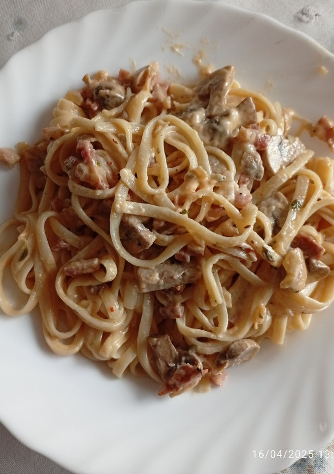 Una foto de Tallarines carbonara con champiñón