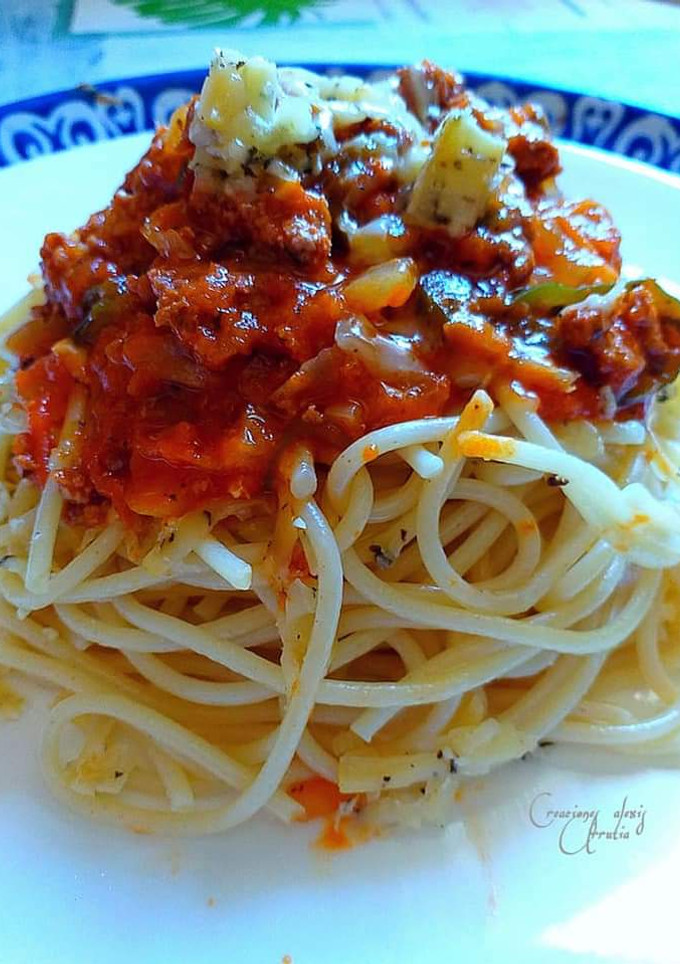 Una foto de Espaguetis en salsa de cocina creativa de Alexis Urrutia