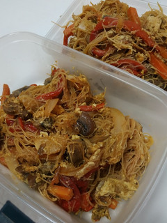 Una foto de Fideos de arroz con verduritas, clara de huevo, txanpis y curry