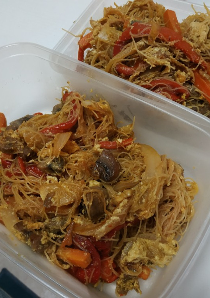 Una foto de Fideos de arroz con verduritas, clara de huevo, txanpis y curry