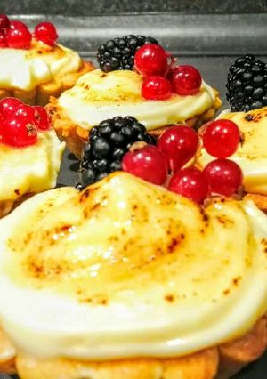 Una foto de Tartaletas de crema Brûlée y olé con tus invitados!