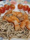 Gulas con langostinos y tomatitos cherry