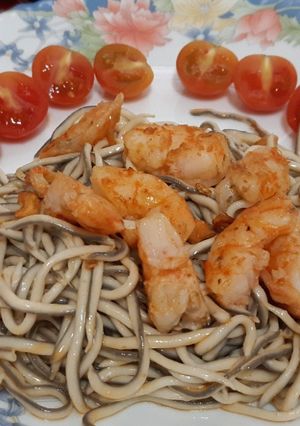 Una foto de Gulas con langostinos y tomatitos cherry