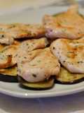 Pechuga de pollo al ajillo sobre berenjenas