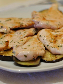 Una foto de Pechuga de pollo al ajillo sobre berenjenas