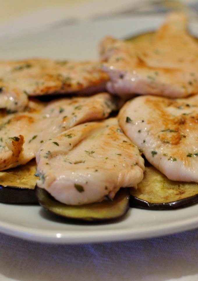 Una foto de Pechuga de pollo al ajillo sobre berenjenas